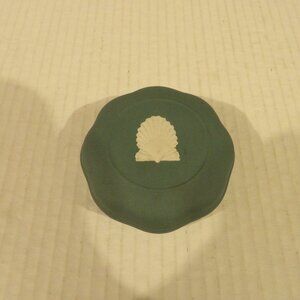 + Wedgewood Sage Brown Jasperware Clam Shell Trinket Bowl W/ Lid & Paperwork